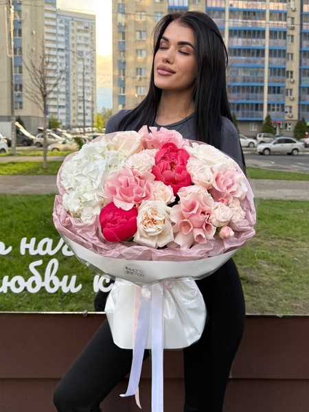 Авторский букет цветов с пионами №177